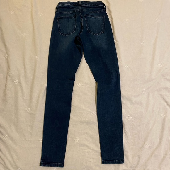 Universal Thread Dark Wash Skinny Jeans 24 - Picture 3 of 4